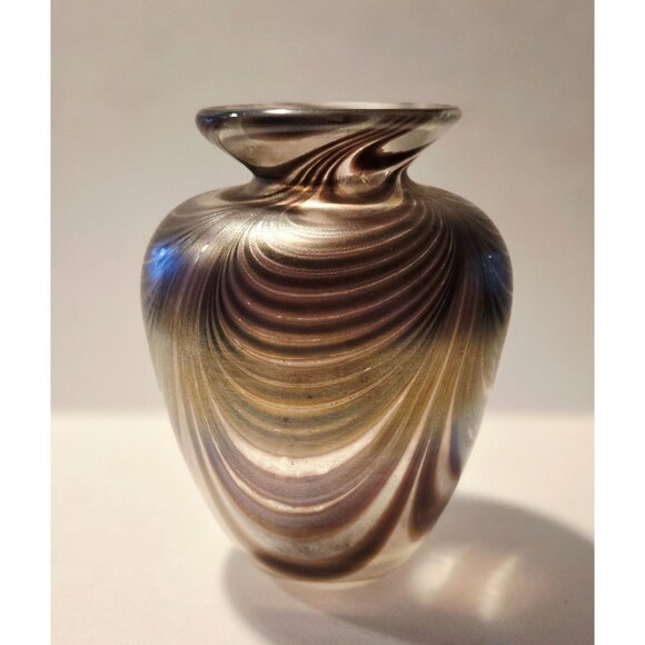 Cal Breed amethyst Feathered Art Glass Vase With Elegant Iridescent Detailing si - Picture 2 of 8